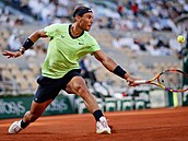 Semifinále French Open Djokovi - Nadal: panlský tenista dobíhá míek.