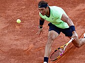 Semifinále French Open Djokovi - Nadal: panlský hrá dobíhá míek.
