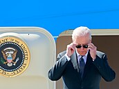 Americký prezident Joe Biden vystupuje z letadla Air Force One v enev.