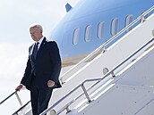 Americký prezident Biden vystupuje z letadla Air Force One.