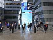 Lídi zemí pózují s dvoumetrovými odstupy na summitu NATO v Bruselu.