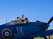 Pílet legendární historické stíhaky Hawker Hurricane na letit Toná. Pilot...