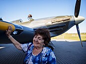 Dcera Bedicha Krátkorukého, který na stroji podobnému Hawker Hurricane létal.