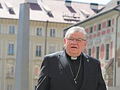 Kardinál Dominik Duka pichází na oslavu osmdesátin exprezidenta Václava Klause.