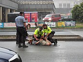 Demonstrant se v Brně přilepil k silnici vteřinovým lepidlem, přivolaní hasiči si pomohli benzinem