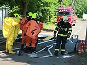 Dva lidé zemřeli v Plzni po úniku chemikálií v areálu firmy, která zpracovává tekuté kaly