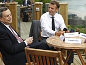 Italský premiér Draghi (vlevo) hovoí s francouzským prezidentem Macronem.