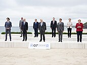 Lídi zemí G7 pózují na spolenou fotografii prvního dne summitu.
