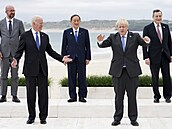 Lídi zemí G7 pózují na spolenou fotografii. Na snímku (vpedu zleva) americký...