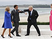 Britský premiér vítá francouzského prezidenta Macrona a jeho manelku.