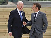 Americký prezident Biden v hovoru se svým francouzským protjkem Macronem.