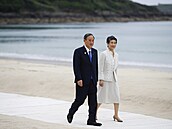 Japonská premiér Suga se svou manelkou.