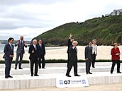 Lídi G7 pózují na spolené fotografii. Zleva kanadský premiér Trudeau,...
