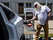 Kolik stojí nabití elektroaut? V cenách panuje chaos, obří rozdíly mohou být i na jednom jediném stojanu