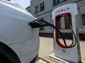 Nová dobíjecí stanice pro elektromobily Tesla v Lovosicích.