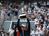 Barbora Krejíková s vítzným pohárem z Roland Garros.