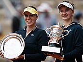 Barbora Krejíková (vpravo) ve finále Roland Garros porazila Anastasii...