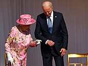 Britská královna se na závr summitu G7 sela s Bidenovými na aj.