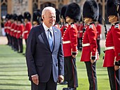 Britská královna se na závr summitu G7 sela s Bidenovými na aj.