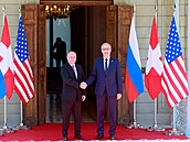 Ruský prezident Vladimir Putin si tese rukou se výcarským prezidentem Guyem...