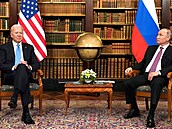 Joe Biden a Vladimir Putin se setkali v ervnu 2021 v enev.