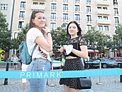 Na otevení prodejny Primark v Praze si pivstaly desítky lidí.