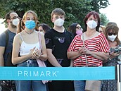 U od rána ekaly na otevení prvního obchodu etzce Primark stovky lidí.