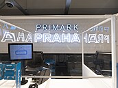 Pokladny obchodního domu Primark na Václavském námstí v Praze.