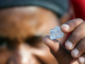 Muž našel lesklé kameny nejisté hodnoty, pak vypukla diamantová horečka. Pole zaplnily davy Afričanů