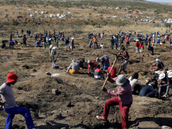Pole, na kterém se snaí stovky obyvatel Jihoafrické republiky najít diamanty.