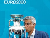 Starosta Londýna Sadiq Khan líbá trofej pro vítze fotbalového Eura.