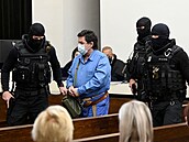 Jeden z obalovaných Marian Koner v síni slovenského nejvyího soudu, který...