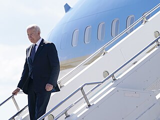 Americk prezident Biden vystupuje z letadla Air Force One.