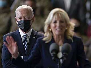 Prezident Joe Biden poslouch projev prvn dmy Jill Bidenov smrem k...