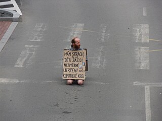 Demonstrant na silnici