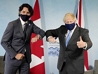 Kanadsk premir Trudeau s britskm premirem Johnsonem.