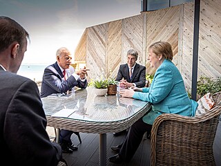 Summit G7. Jednn mezi Bidenem a Merkelovou.