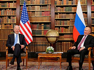Americk prezident Joe Biden a jeho rusk protjek Vladimir Putin bhem...