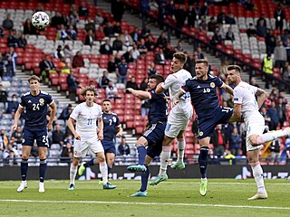 Patrik Schick hlavikuje po centru od Vladimra Coufala m do branky.