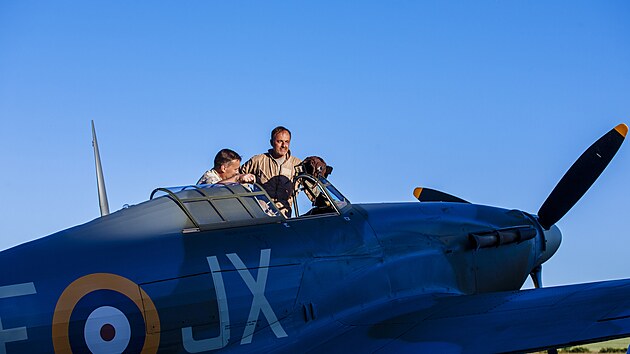 Pílet legendární historické stíhaky Hawker Hurricane na letit Toná. Pilot...