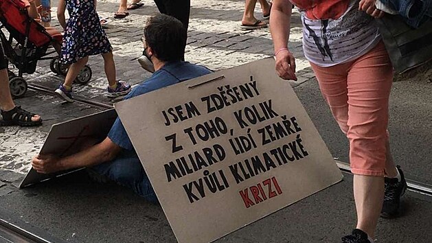 Demonstranti jsou podle svch transparent zdeni klimatickou kriz