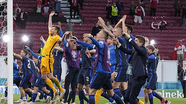 Fin�tí fotbalisté slaví výhru v zápase proti Dánsku.