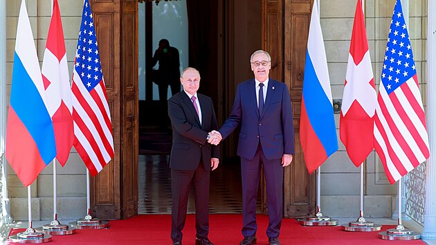 Rusk� prezident Vladimir Putin si t�ese rukou se �v�carsk�m prezidentem Guyem Parmelinem.