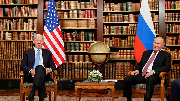 Americk� prezident Joe Biden a jeho rusk� prot�j�ek Vladimir Putin b�hem jedn�n� v �enev�.