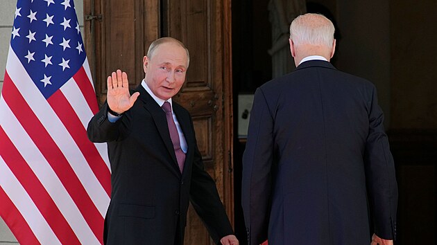 Vladimir Putin a Joe Biden se setkali v �enev�.