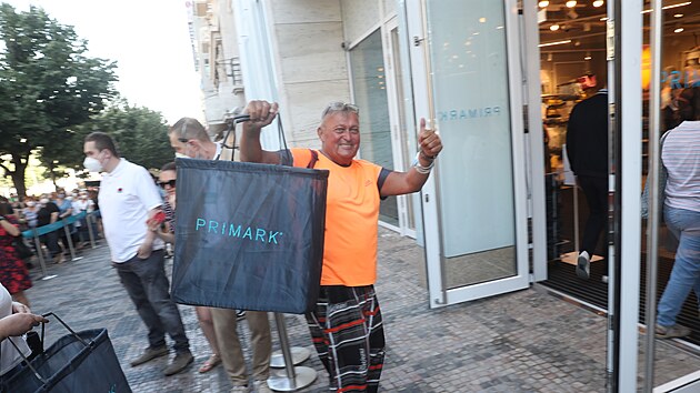 U� od r�na �ekaly na otev�en� prvn�ho obchodu �et�zce Primark stovky lid�.