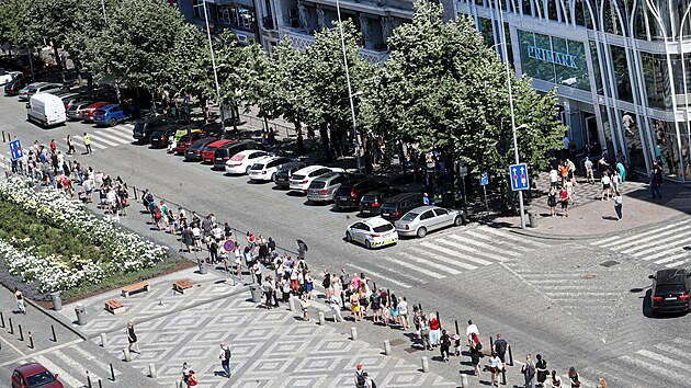Na prvn� n�kup v Primarku �ekaly stovky lid�.