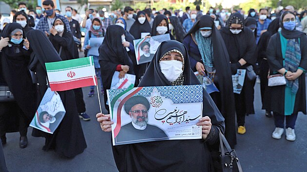 Tváe volební kampan. Stoupenci favorita íránských prezidentských voleb...