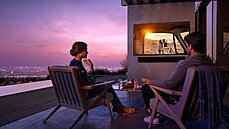 Večer pod širou oblohou. Díky outdoorové televizi The Terrace nemusíte sledovat...