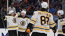 Islanders vs. Boston, 6: zápas: Brad Marchand (63) slaví branku s Davidem...
